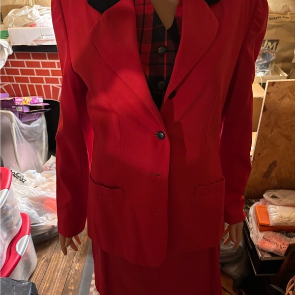 Chic Red Women's 3 Piece Skirt Suit Size 8 - Picture 1 of 7